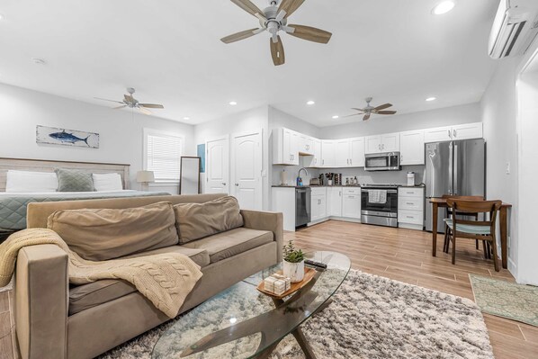 TV, offices - Gorgeous Remodeled Studio& Beautiful Outdoor Space (Merritt Island)