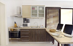 Refrigerador, microondas, tostadora, mesa de comedor