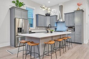 雪櫃、微波爐、焗爐、爐具