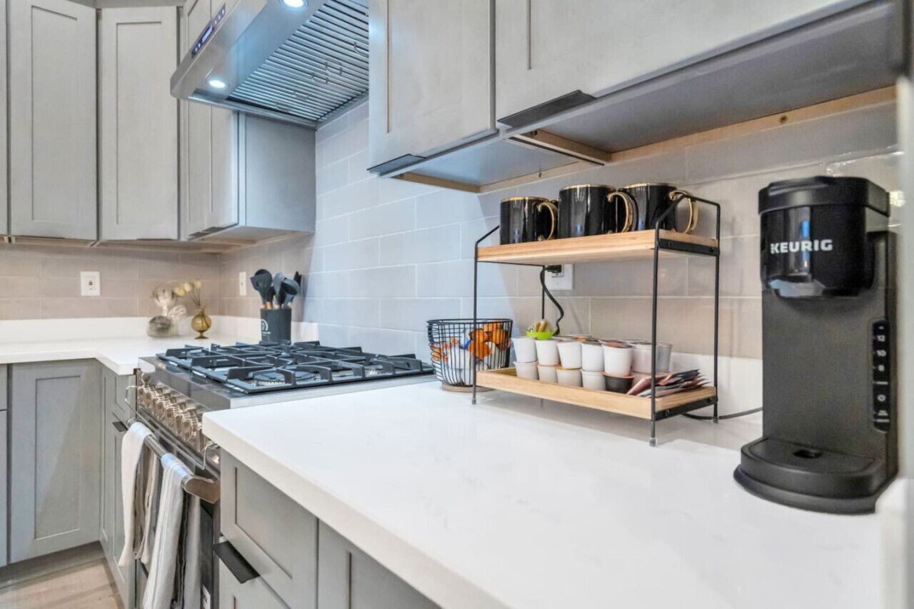 Réfrigérateur, four à micro-ondes, un four, surface de cuisson