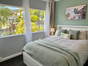 3 bedrooms, iron/ironing board, travel cot, WiFi - SandyBay Garden Hideaway (Sandy Bay)