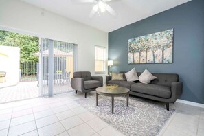 Tv, dvd-afspiller, bøger, stereoanlæg