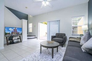 Tv, dvd-afspiller, bøger, stereoanlæg