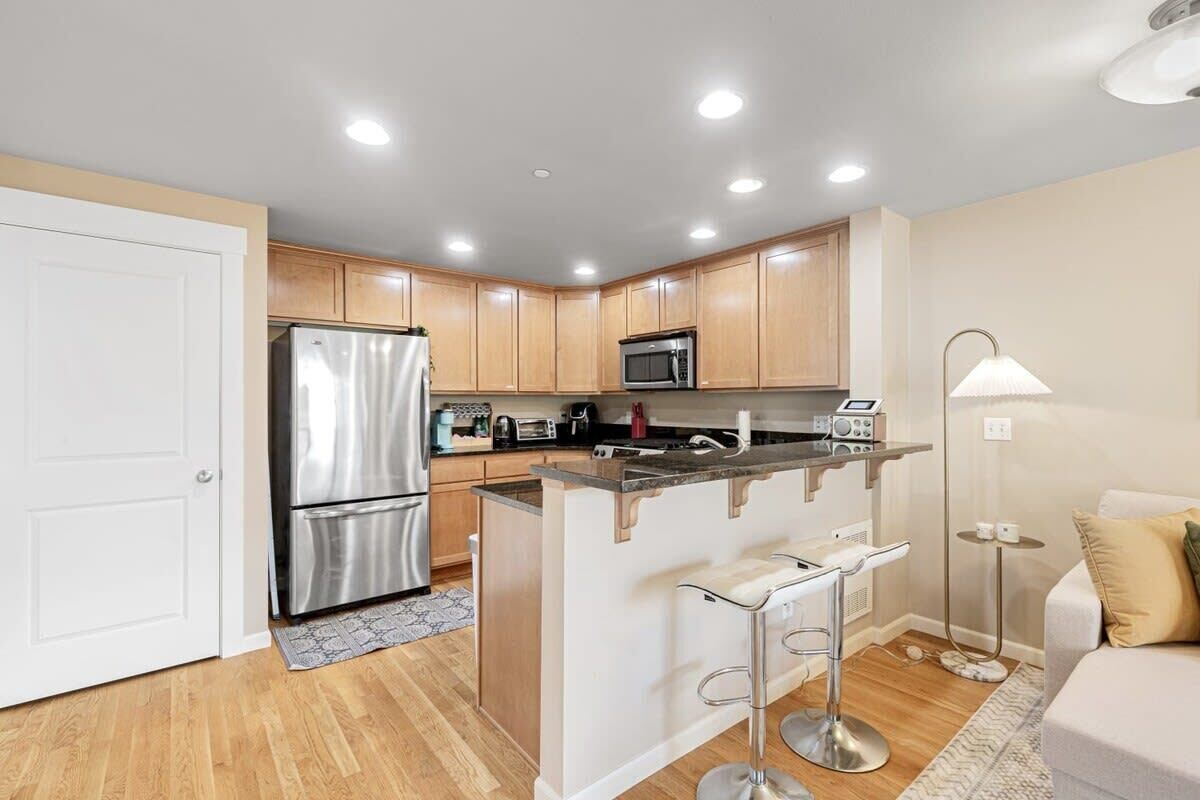 Jääkaappi, mikroaaltouuni, uuni, liesi