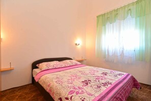 1 bedroom, iron/ironing board, travel cot, Internet