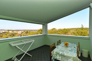 Outdoor dining - Holiday apartment with air conditioning (Banjole)
