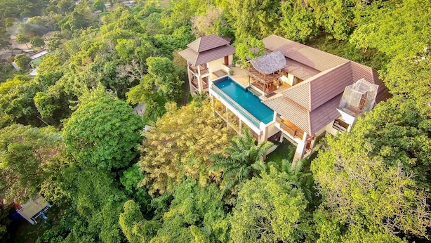 A large house with a swimming pool surrounded by dense greenery. - Private Pool Villa · Kantiang Bay Sea Views · Koh Lanta (Koh Lanta)