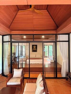 1 Schlafzimmer, Zimmersafe, Schreibtisch, Bügeleisen/Bügelbrett