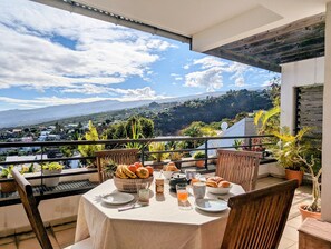 Outdoor dining - Cœur Grenade - Grand T3 Duplex Avec vue Imprenable (Saint Paul)