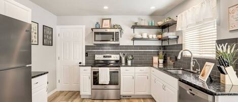 Køleskab, mikrobølgeovn, ovn, kogeplade