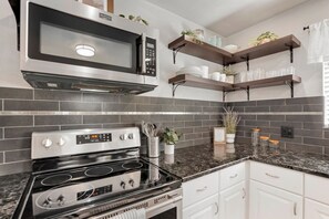 Een koelkast, een magnetron, een oven, een kookplaat