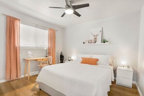 2 bedrooms, desk, iron/ironing board, free WiFi - Lil' Love Shack ~ Private Yard (Loveland)