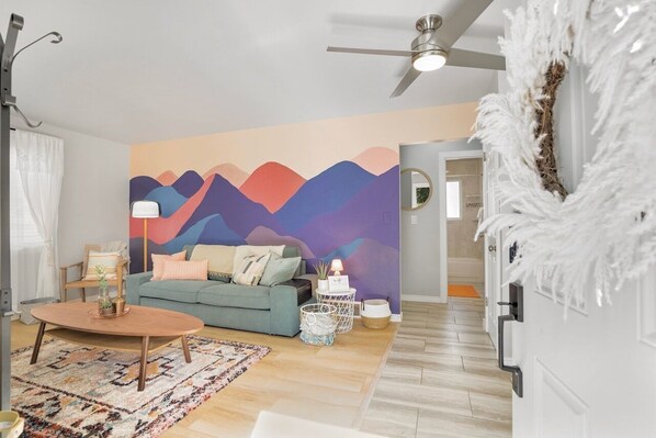 Smart TV, fireplace, books - Lil' Love Shack ~ Private Yard (Loveland)