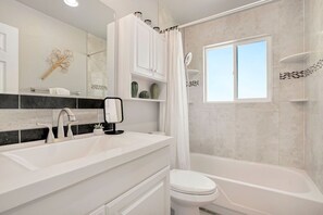 Hair dryer, towels - Lil' Love Shack ~ Private Yard (Loveland)