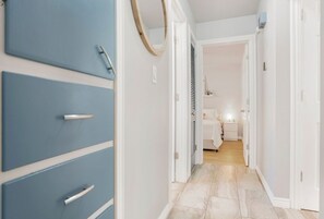 2 slaapkamers, een bureau, een strijkplank/strijkijzer, gratis wifi