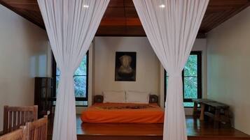 4 bedrooms, in-room safe, desk, iron/ironing board