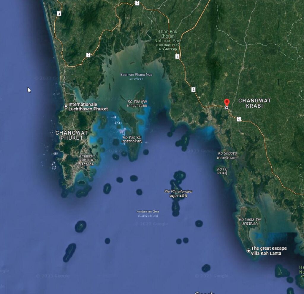 Satellitfoto af Changwat Krabi, Thailand, der viser seværdigheder som International Luchethaven Phuket, Ko Yai Noi og Ko Yai Yai.