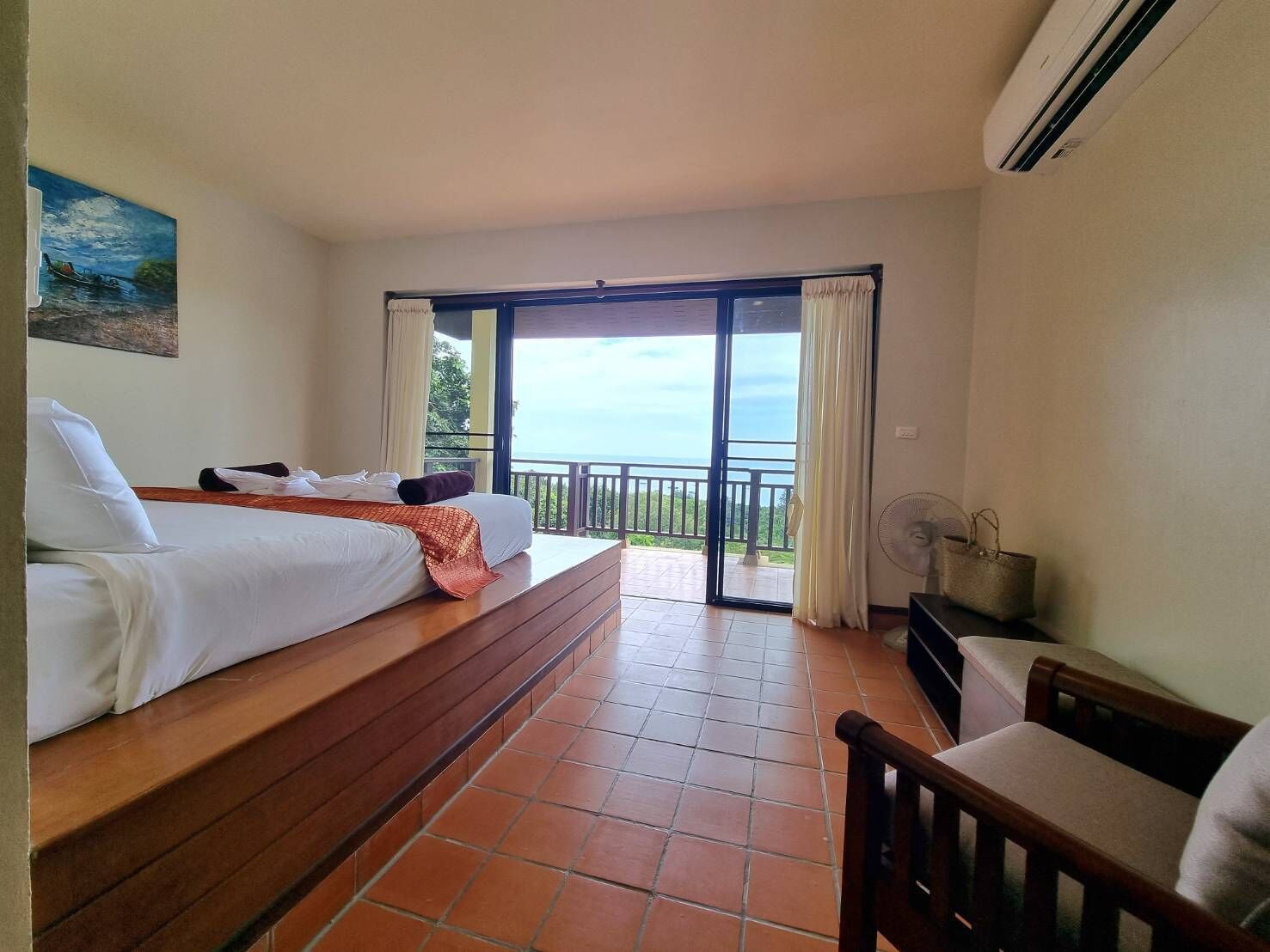 2 soveværelser, pengeskab på værelset, skrivebord, strygejern/strygebræt