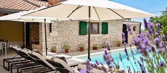 Familienferienhaus mit Schwimmbad, Sauna & Spielzimmer in Istrien, pet Friendly
