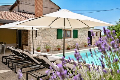 Familienferienhaus mit Schwimmbad, Sauna & Spielzimmer in Istrien, pet Friendly