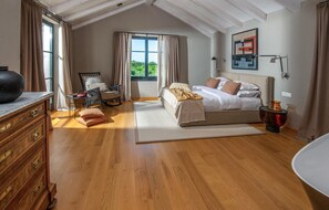 5 bedrooms, travel cot, free WiFi, bed sheets