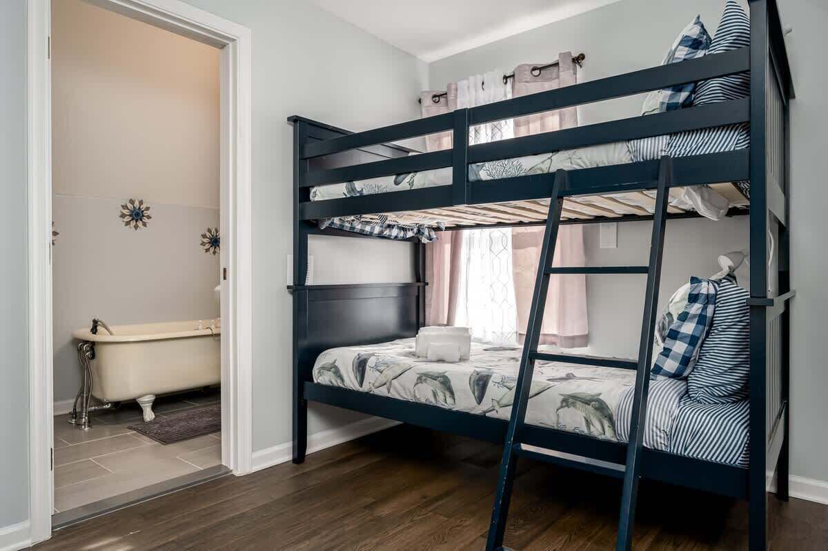 3 bedrooms, desk, iron/ironing board, WiFi