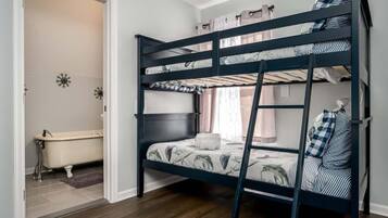 3 bedrooms, desk, iron/ironing board, WiFi