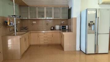 Geladeira, micro-ondas, cooktop, chaleira elétrica