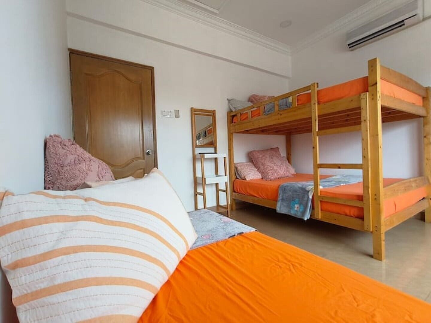 7 bedrooms, iron/ironing board, WiFi, bed sheets