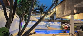 5 minutes to Train Station ! Pool Party Villa in the City.