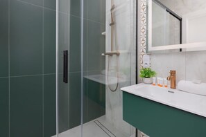 Shower, hair dryer, shampoo - Stylish Apartment with a Balcony | Warsaw Ochota (Warszawa)