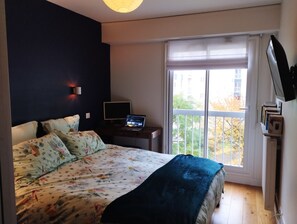 1 camera, ferro/asse da stiro, lenzuola