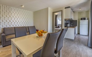 En 70-centimeters Flatskjerm-TV med Parabol-TV