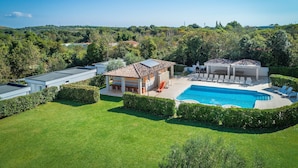 A residential property with a swimming pool, a covered patio, and a small building with a red roof. - Mobile Homes with Shared Pool Rocco 2 (Medulin)