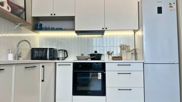 Kylskåp, mikrovågsugn, ugn och spishäll