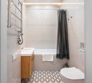 Haartrockner, Handtücher, Seife, Shampoo