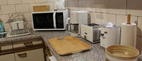 Kühlschrank, Mikrowelle, Ofen, Herdplatte