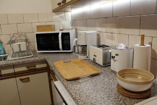 Een koelkast, een microgolfoven, een oven, een kookplaat