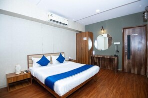 Exclusive Double Room | In-room safe, desk, soundproofing, free WiFi - Hotel Global (Surat)