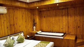 Luxury Double Room | Peti besi dalam bilik, meja, kalis bunyi, Wi-fi percuma