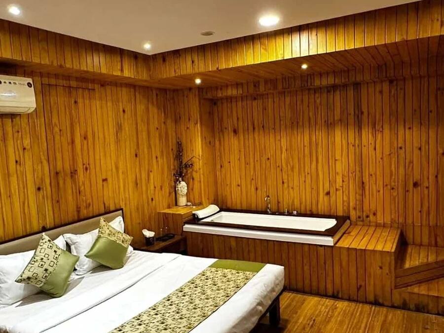 In-room safe, desk, soundproofing, free WiFi