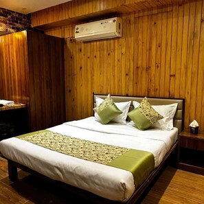 Luxury Double Room | In-room safe, desk, soundproofing, free WiFi - Hotel Global (Surat)
