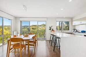 Fridge, microwave, oven, stovetop - Ocean Haven: 3  BR, 3  BA House in Sorrento, Sleeps 6 (Sorrento)