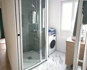 Dusche, Haartrockner, Handtücher, Seife