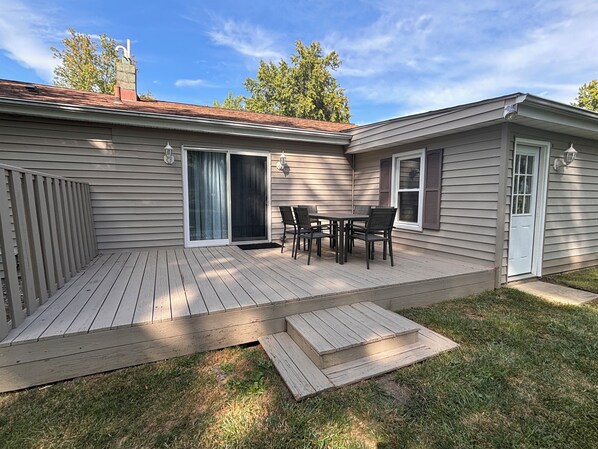 Terrace/patio - Private home, large yard, easy and close access to two major interstates (Mentor)