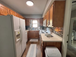 Fridge, microwave, oven, stovetop - Private home, large yard, easy and close access to two major interstates (Mentor)