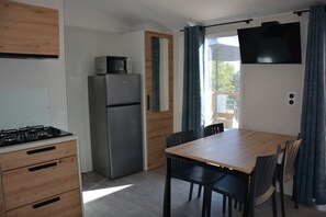 Dining - Bungalow Neuf Superbe Terrasse Plein sud Face mer à l' ile d' or Camping 4 (Saint-Raphaël)