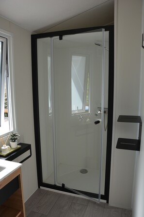 Douche, sèche-cheveux, savon, papier toilette