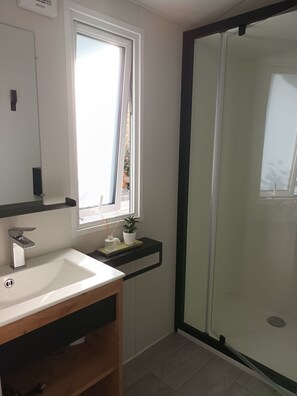 Douche, sèche-cheveux, savon, papier toilette