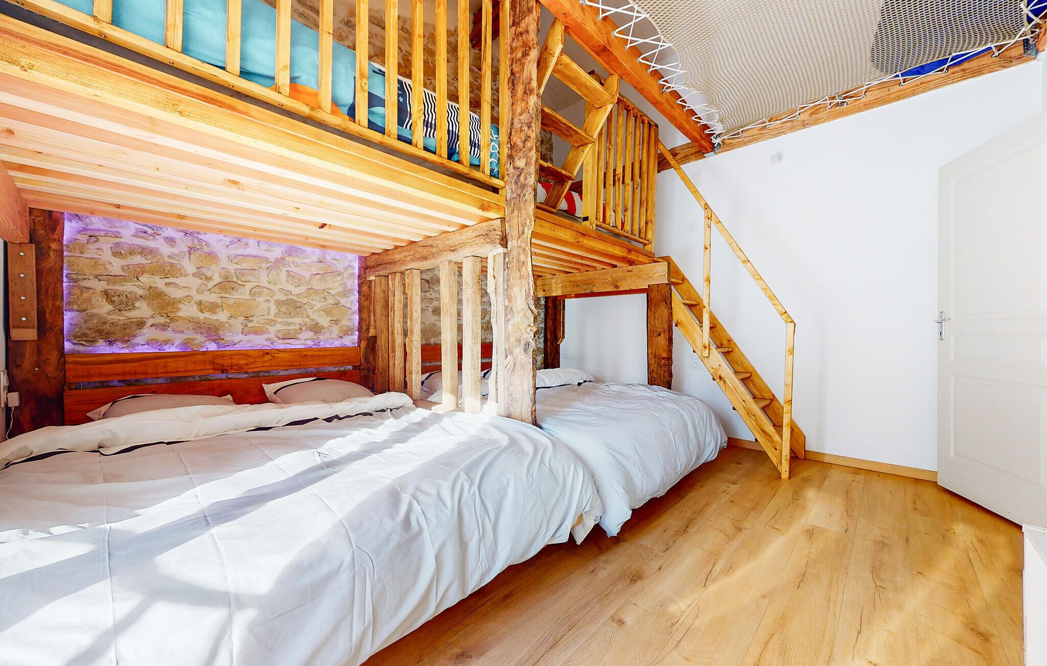 5 bedrooms, travel cot, free WiFi, bed sheets